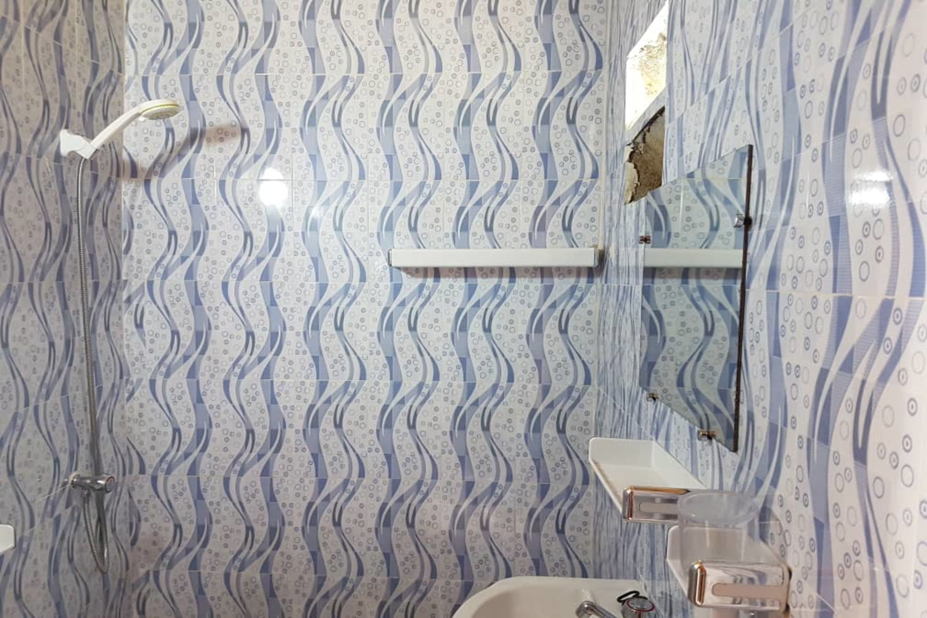 Standard Single Room, 1 Queen Bed | Bathroom | Shower, rainfall showerhead, free toiletries, towels