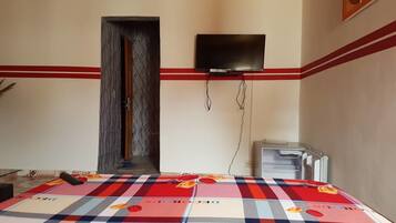 Chambre Double Standard, 1 grand lit | Bureau, rideaux occultants, fer et planche à repasser, draps fournis