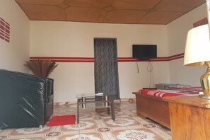 Desk, blackout curtains, iron/ironing board, bed sheets - Hotel Les Oliviers (Jacqueville)