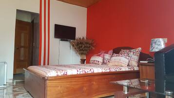 Bureau, rideaux occultants, fer et planche à repasser, draps fournis