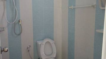 Bungalow | Bathroom | Shower, free toiletries, towels