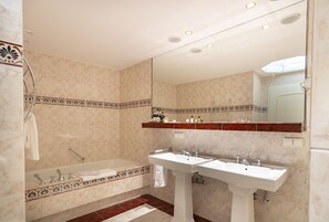 Quarto casal superior | Comodidades do banheiro | Produtos de toalete grátis, secador de cabelo, toalhas de banho 