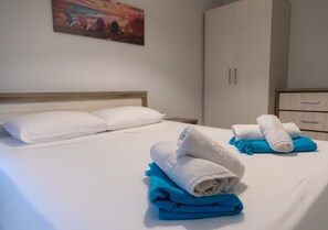 Appartamento, 2 camere da letto, patio, vista piscina | Con stile personalizzato, con arredamento individuale