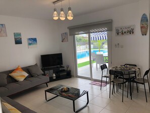 Appartamento, 1 camera da letto, patio, vista piscina | Soggiorno | TV a schermo piatto