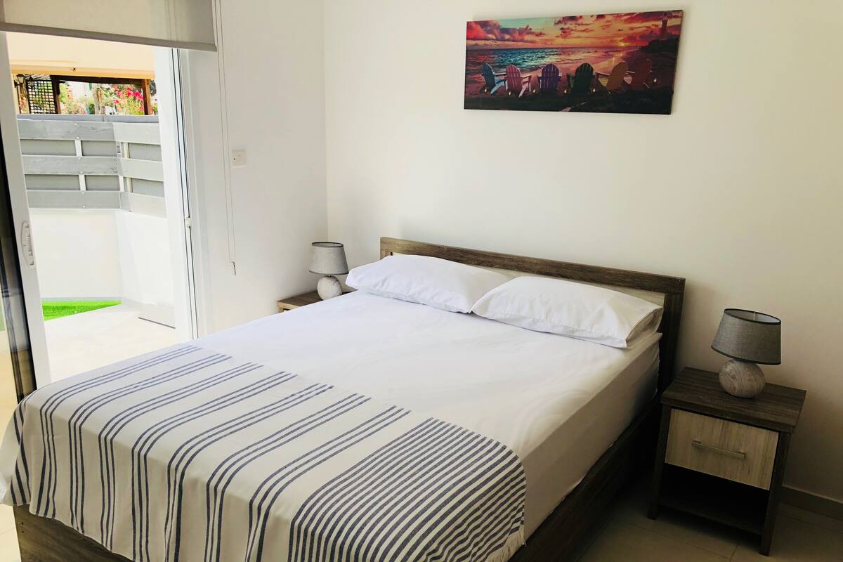 Apartemen, 1 kamar tidur, patio, pemandangan kolam renang | Setrika/meja setrika, tempat tidur bayi gratis, dan Wi-Fi gratis