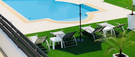 Una piscina al aire libre (de 06:00 a 20:00), sombrillas, tumbonas