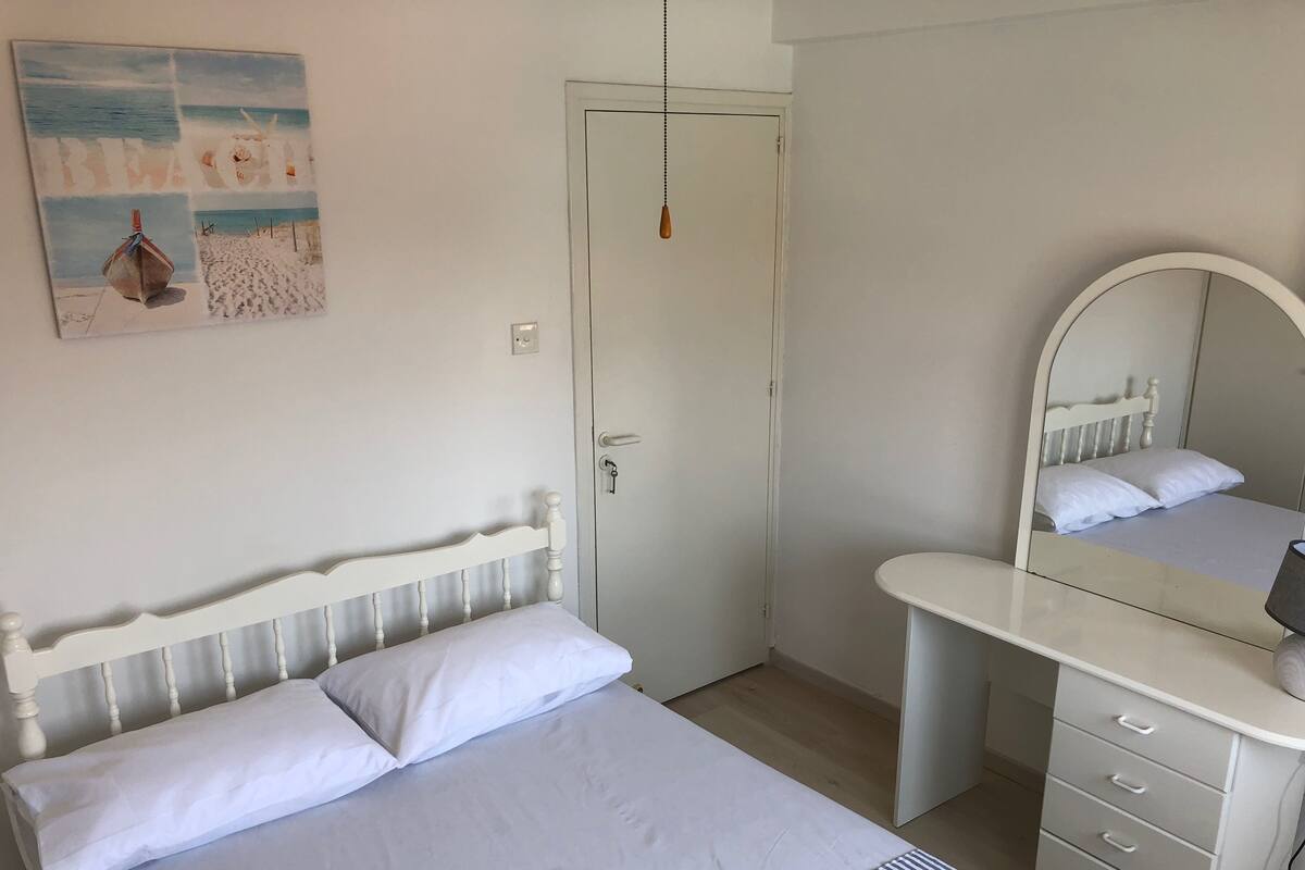 Apartemen, 2 kamar tidur, pemandangan laut | Setrika/meja setrika, tempat tidur bayi gratis, dan Wi-Fi gratis