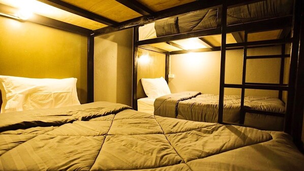 6-Bed Mixed Dormitory Room | WiFi (無料)