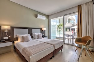 Family Room with Land View | Una cassaforte in camera, una scrivania, insonorizzazione