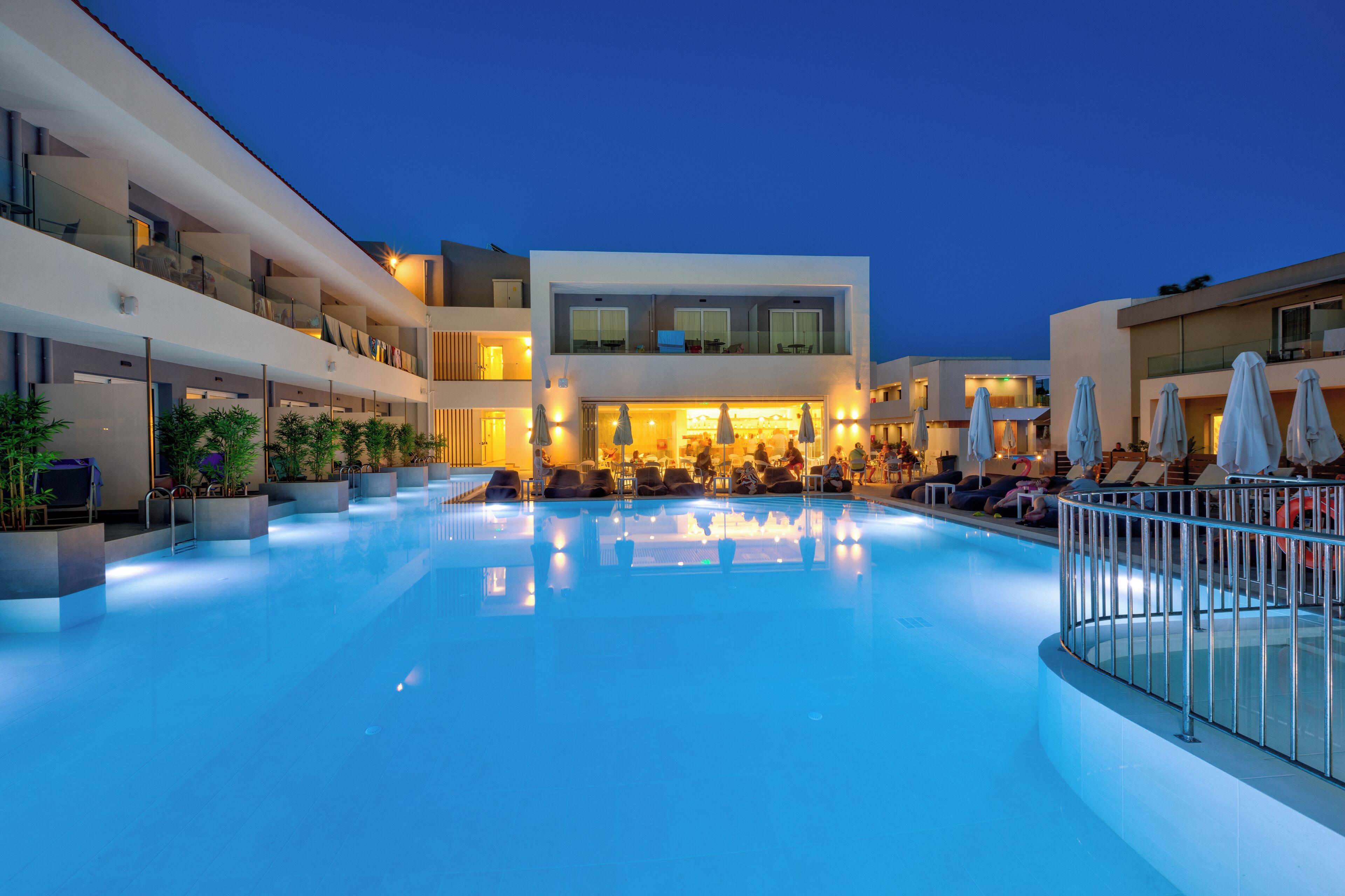 4 piscinas externas, funciona das 9h às 19h, guarda-sóis