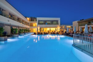 4 piscine all'aperto, ombrelloni da piscina, lettini