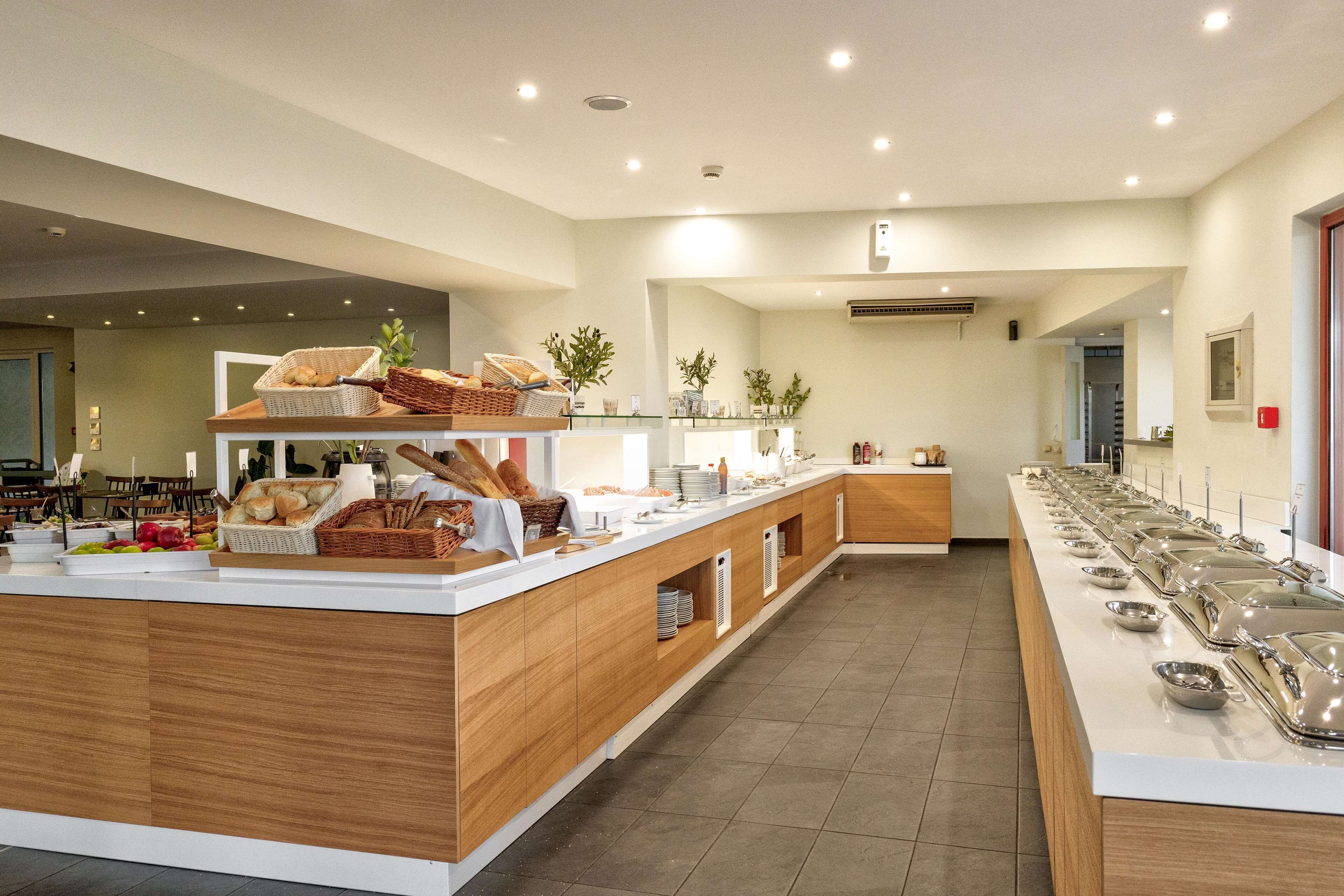 Een moderne buffetopstelling met diverse soorten eten en een lange toonbank.