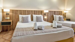 Superior Family Room with Land View | 客房內保險箱、書桌、隔音、熨斗/熨衣板