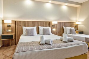 Superior Family Room with Land View | Una cassaforte in camera, una scrivania, insonorizzazione