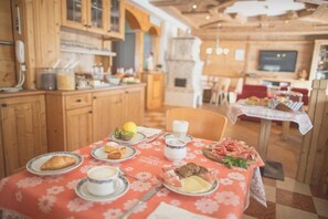 Café da manhã com buffet grátis todos os dias