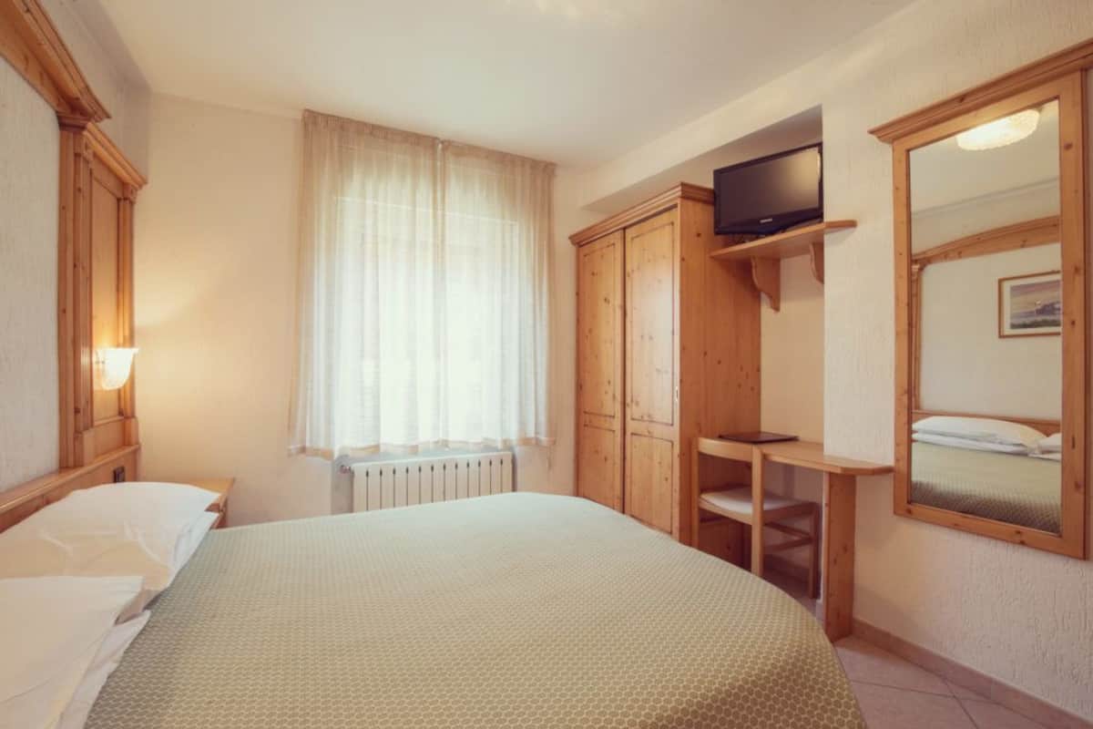 Habitación doble | Caja de seguridad en la habitación, escritorio y insonorización