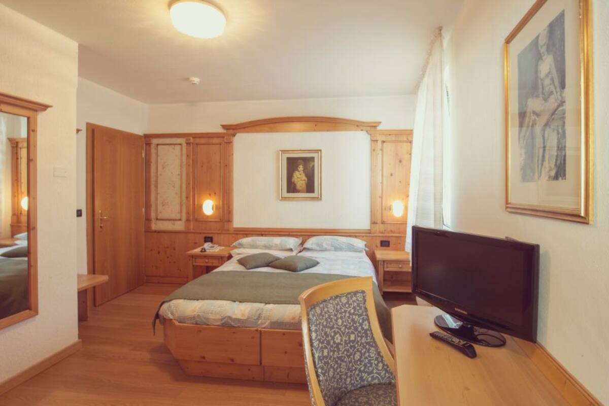 Habitación con 1 cama matrimonial o 2 individuales | Caja de seguridad en la habitación, escritorio y insonorización