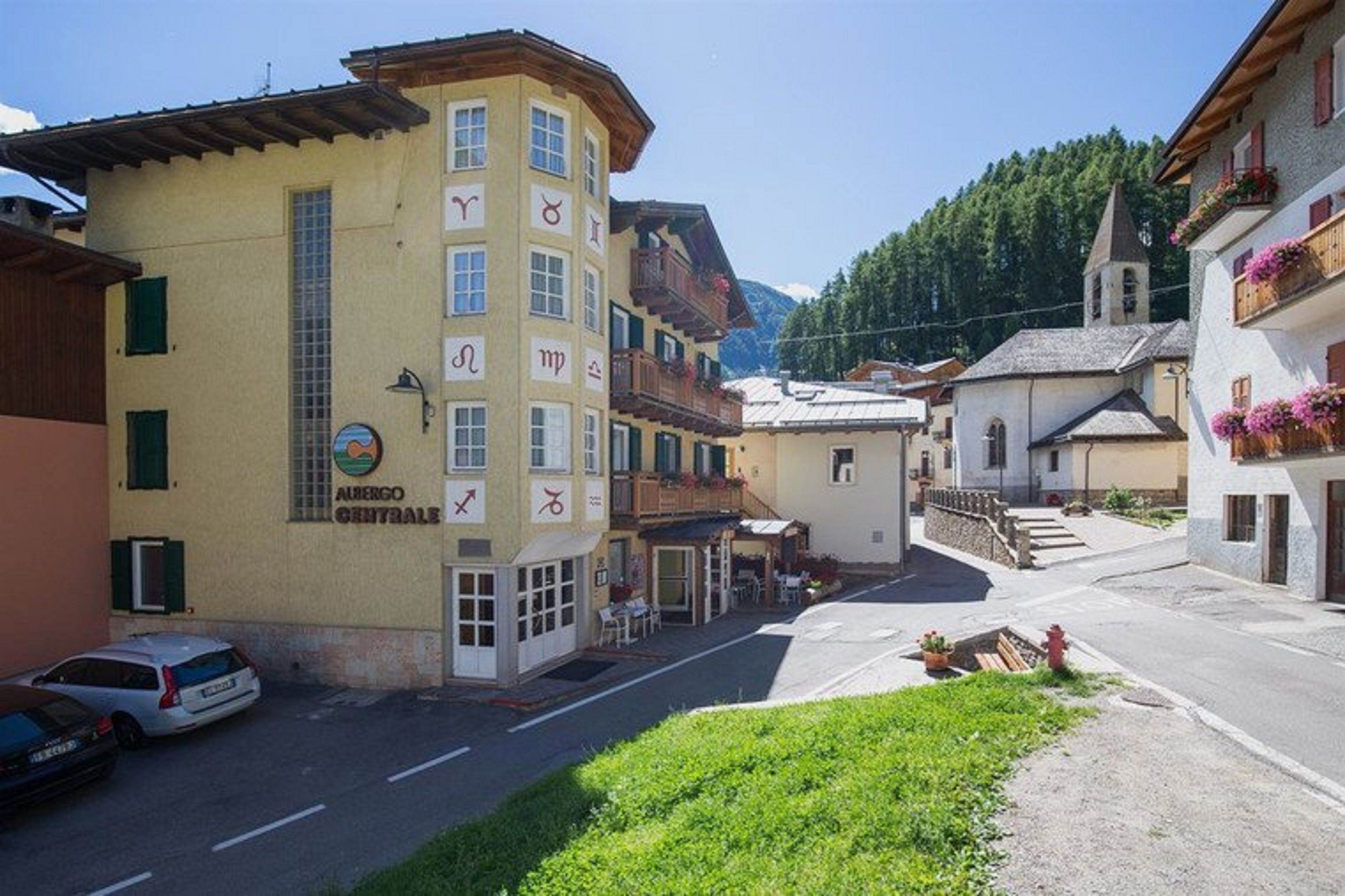 Un edificio con un cartello che riporta 