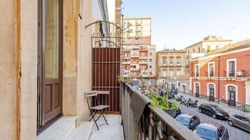 Phòng 3 Deluxe, ban công, quang cảnh cảng | Bộ đồ giường kháng dị ứng, nệm cao su hoạt tính (memory foam), bàn