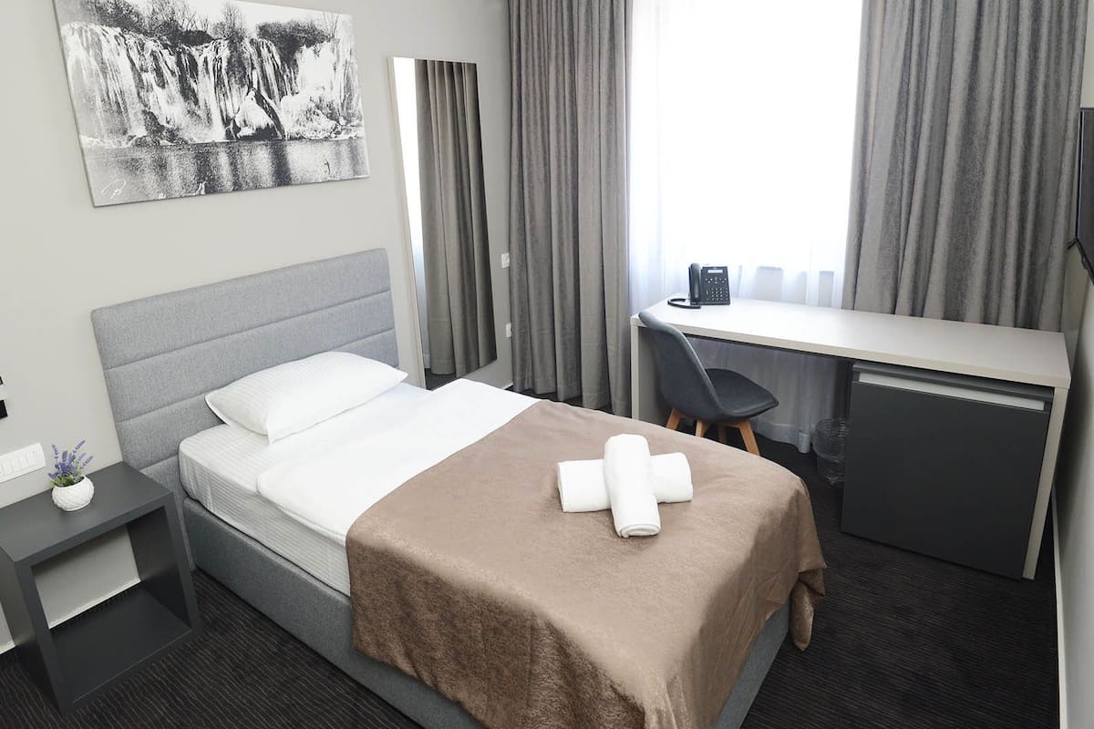 deluxe single room | minibar, in-room safe, desk, blackout curtains