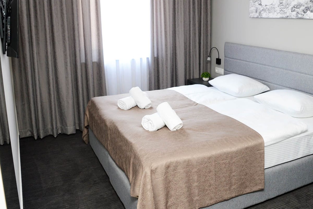 Minibar, Zimmersafe, Schreibtisch, Verdunkelungsvorhänge