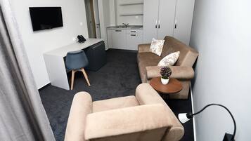 Deluxe Apartment | Living area | 32-inch flat-screen TV with cable channels, TV