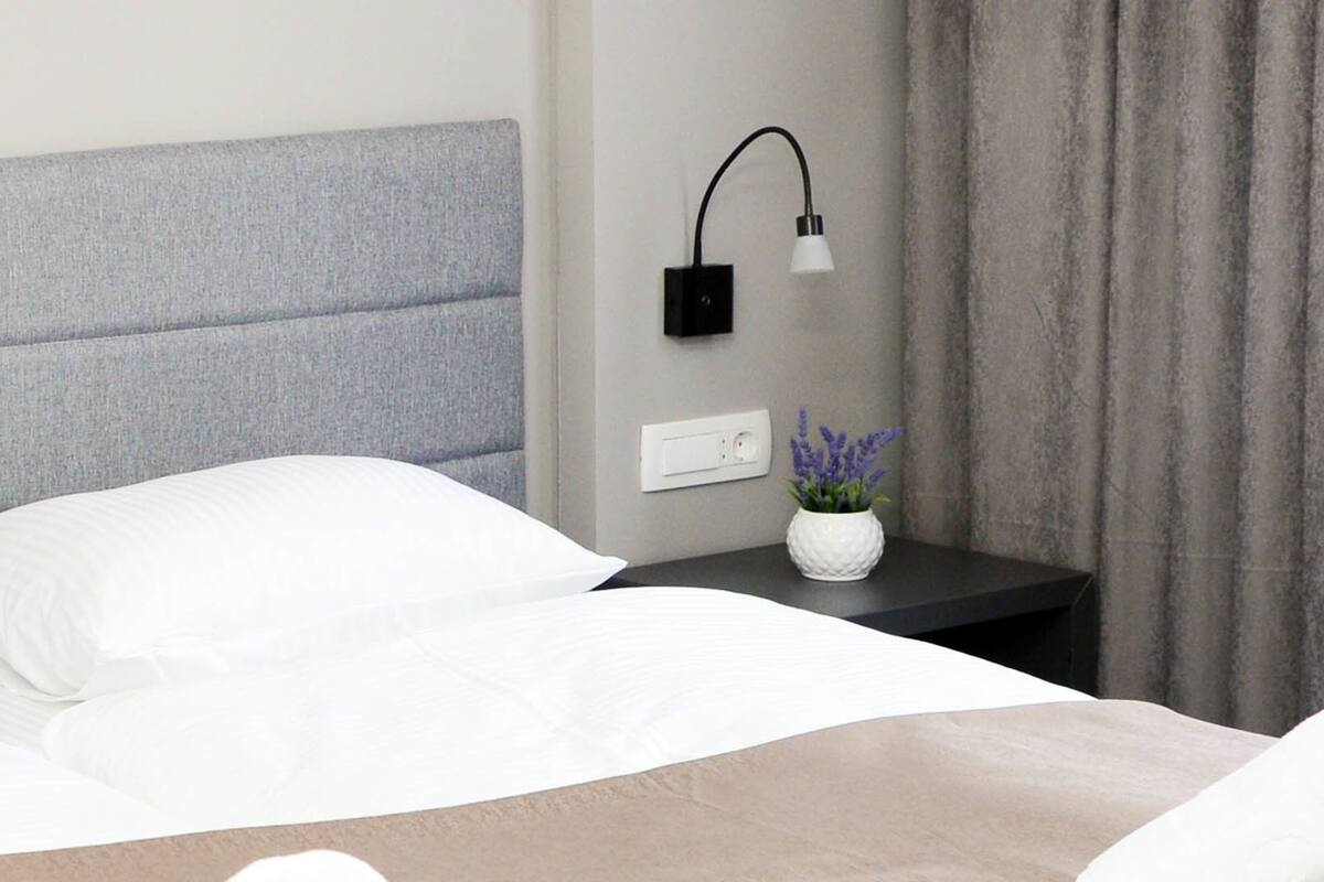 deluxe double room | minibar, in-room safe, desk, blackout curtains