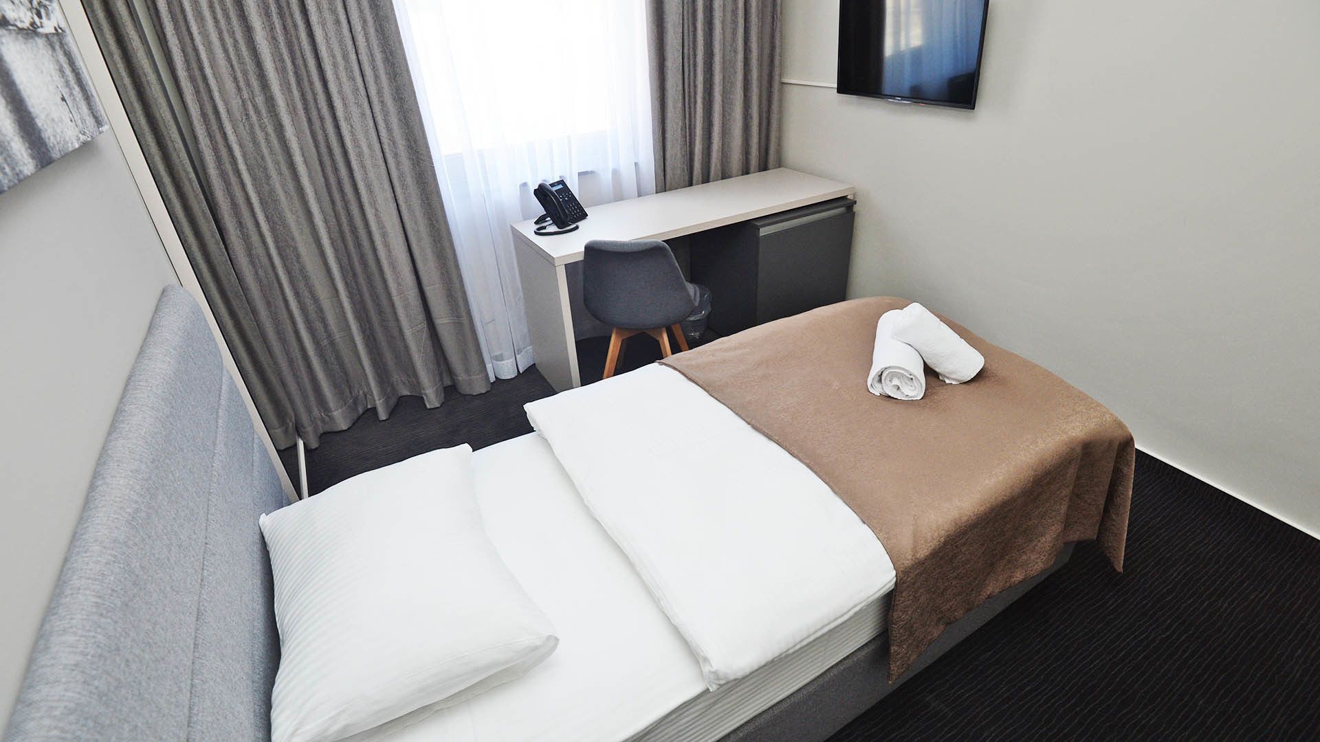 deluxe single room | minibar, in-room safe, desk, blackout curtains