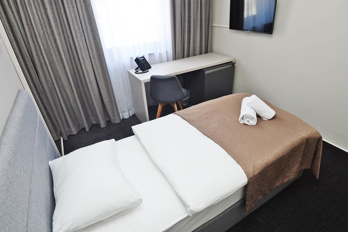 deluxe single room | minibar, in-room safe, desk, blackout curtains