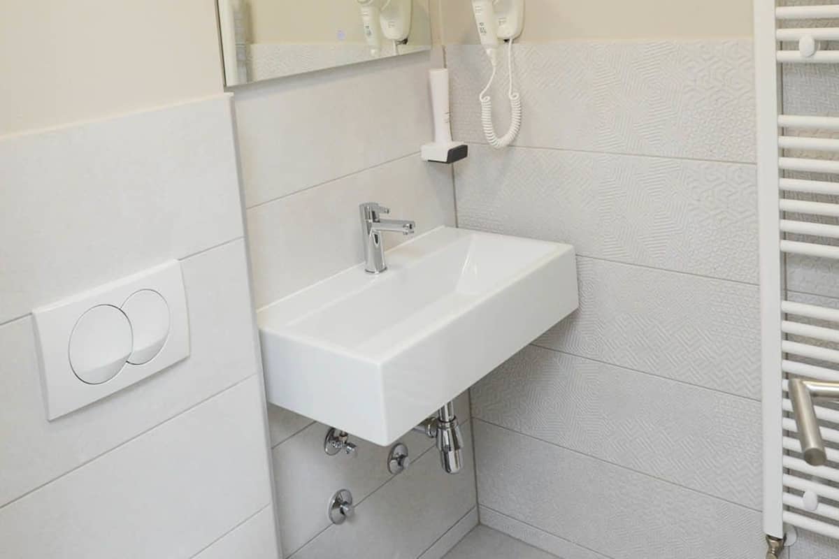 deluxe single room | bathroom | shower, rainfall showerhead, free toiletries, hair dryer