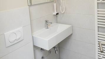 华丽单人房 | 浴室 | 淋浴设施、大花洒淋浴喷头、免费洗浴用品、吹风机