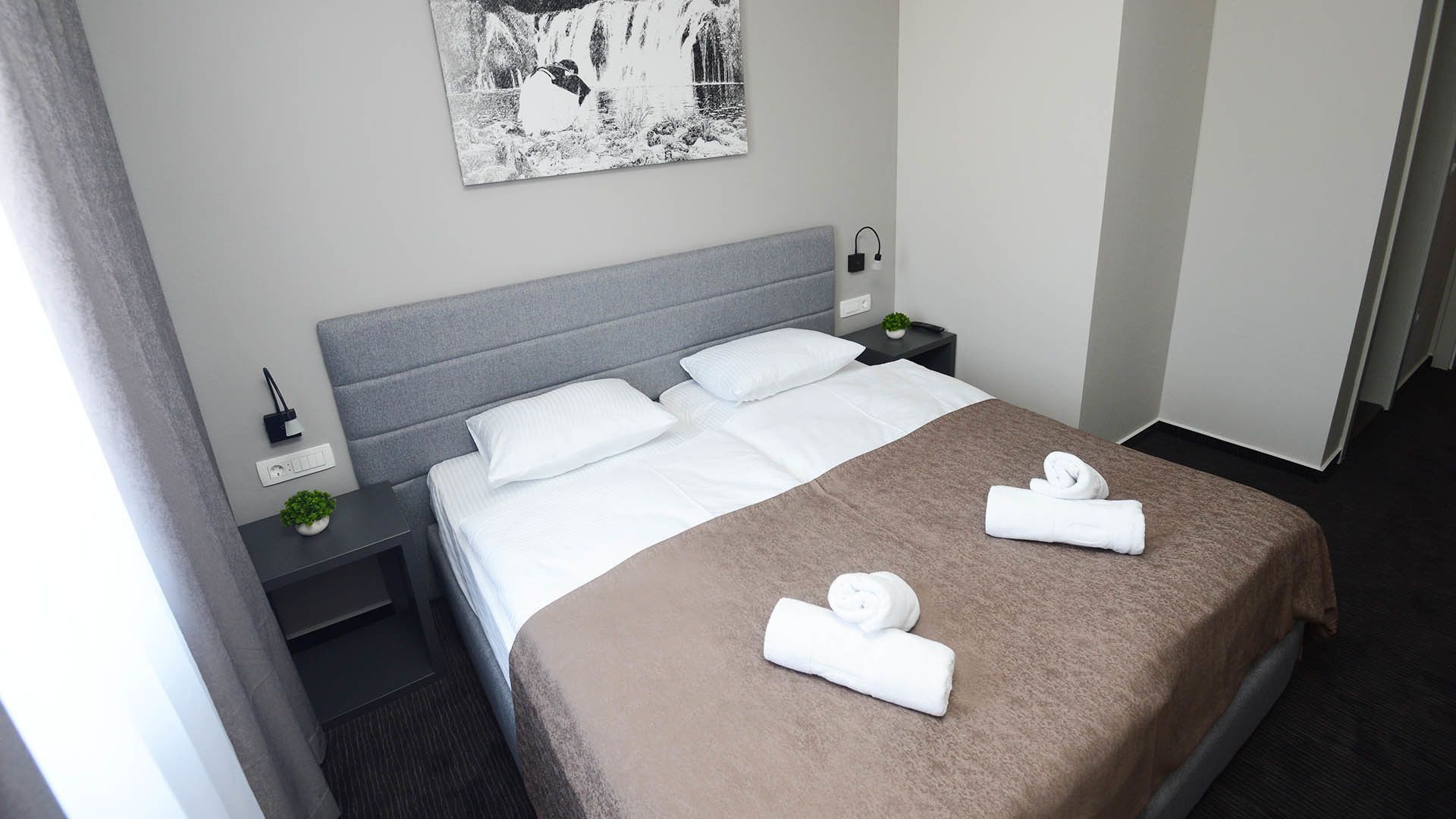 deluxe apartment | minibar, in-room safe, desk, blackout curtains