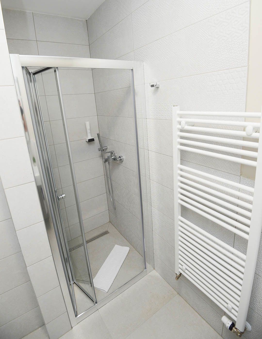 deluxe apartment | bathroom | shower, rainfall showerhead, free toiletries, hair dryer
