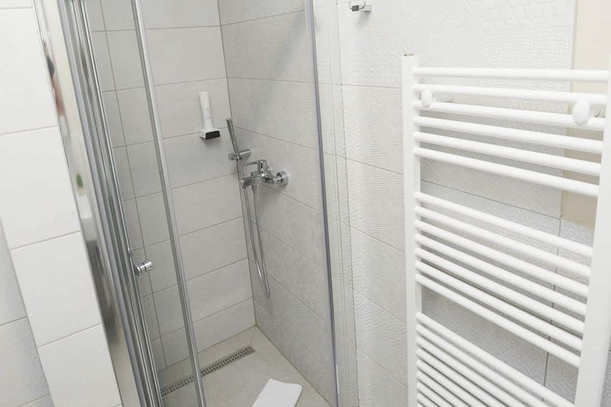 deluxe apartment | bathroom | shower, rainfall showerhead, free toiletries, hair dryer
