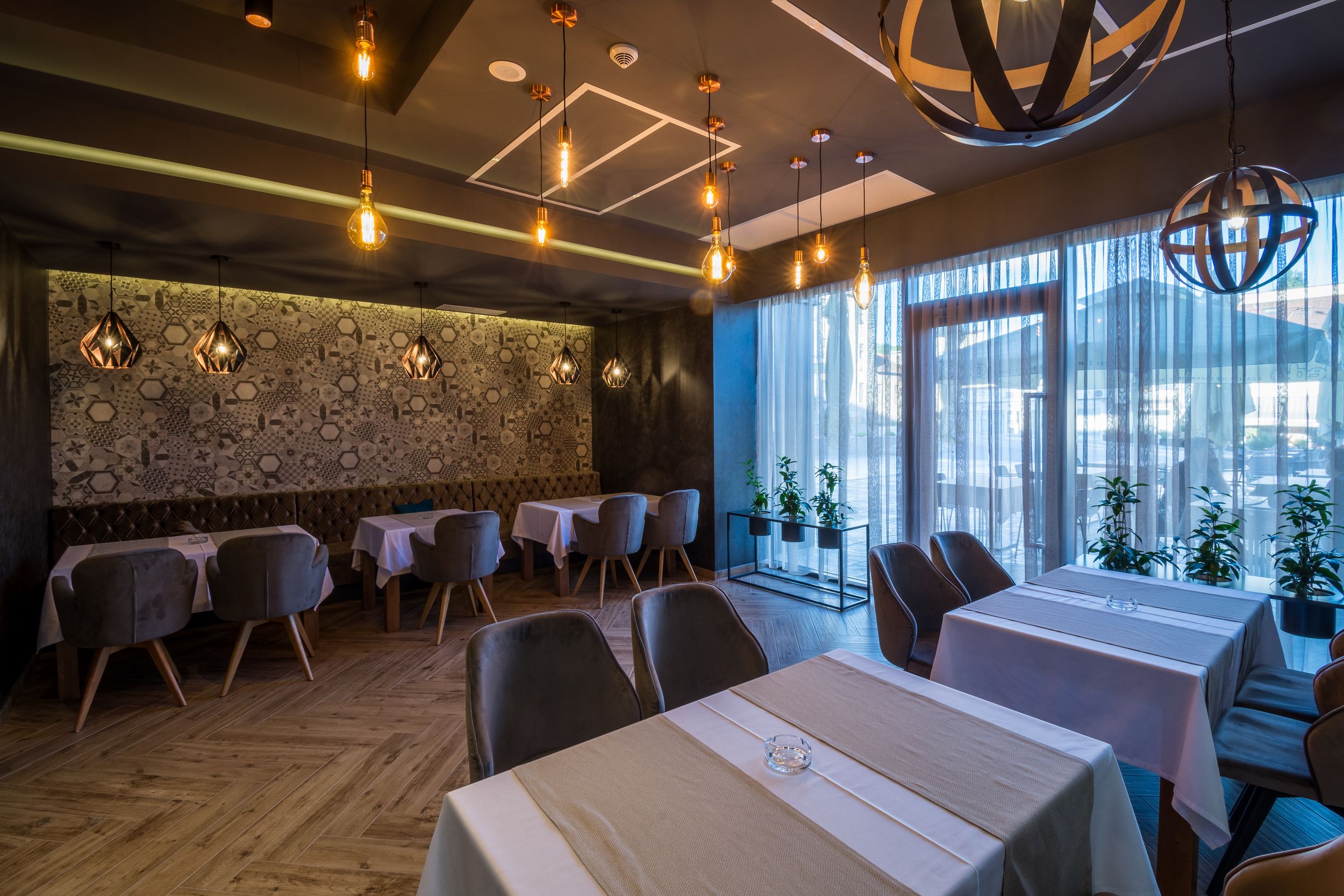 breakfast, lunch and dinner served