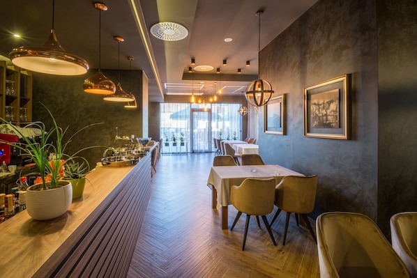 아침 식사, 점심 식사 및 저녁 식사 제공