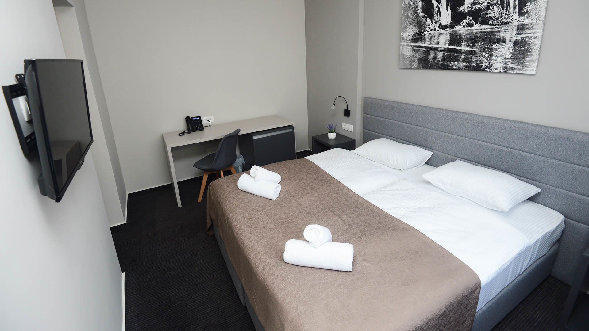 deluxe double room | minibar, in-room safe, desk, blackout curtains