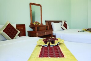 Minibar, desk, free WiFi - A Dong Hotel (Da Nang)