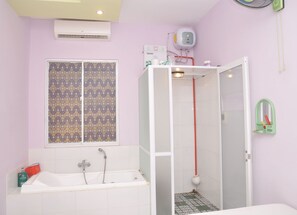 Tina con regadera, amenidades de baño gratuitas, secadora de cabello 