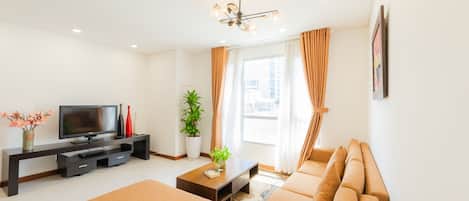 Departamento familiar, 2 habitaciones | Área de sala de estar | Televisión LCD de 32 pulgadas con canales por cable y televisión