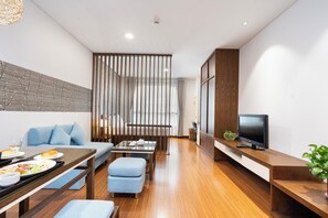 Studio | In-room safe, desk, blackout drapes, soundproofing
