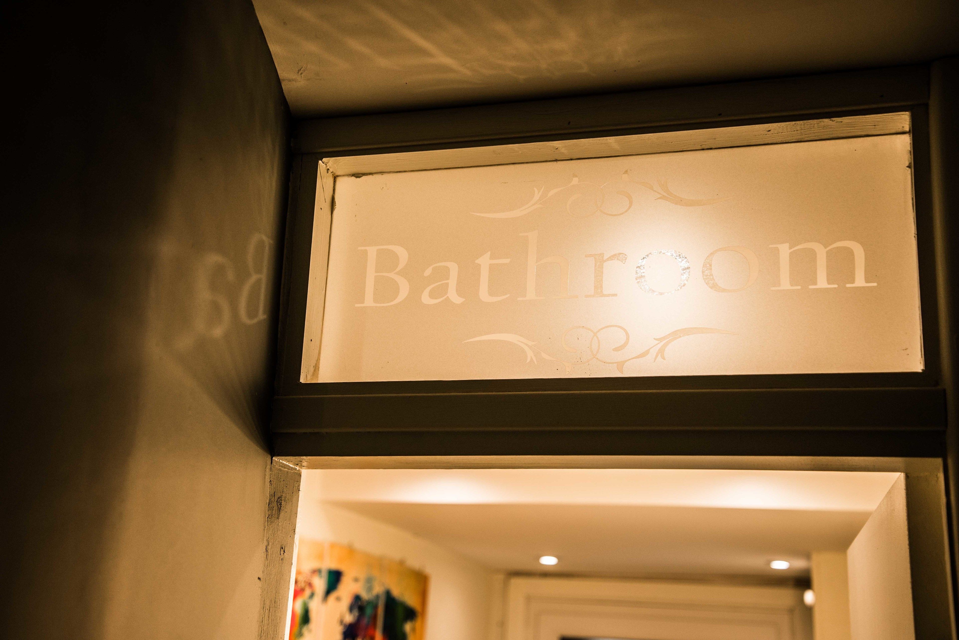 A sign indicating a bathroom.