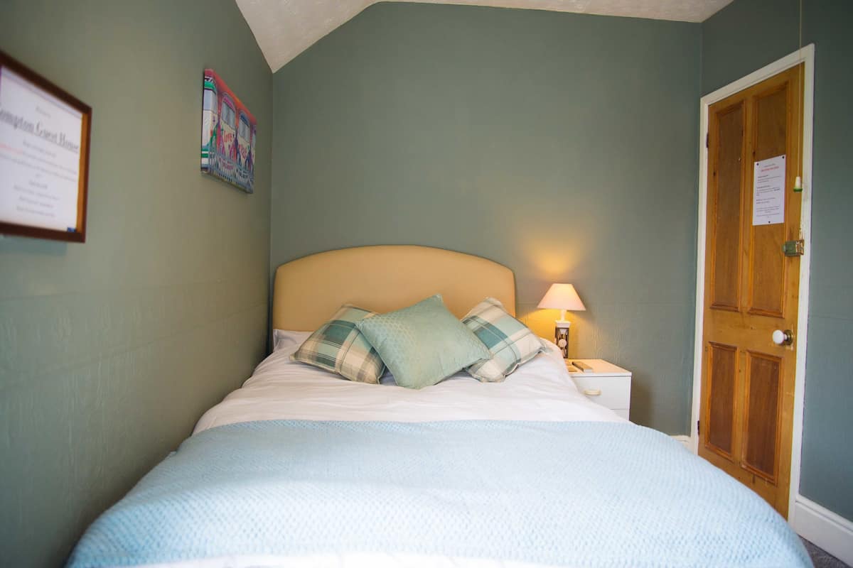 Single Room, Shared Bathroom (4) | Iron/ironing board (on request), WiFi (free)