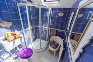 Buồng tắm vòi sen, khăn tắm 