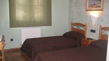 Habitación doble, 2 camas individuales | Cortinas opacas, wifi gratis, ropa de cama