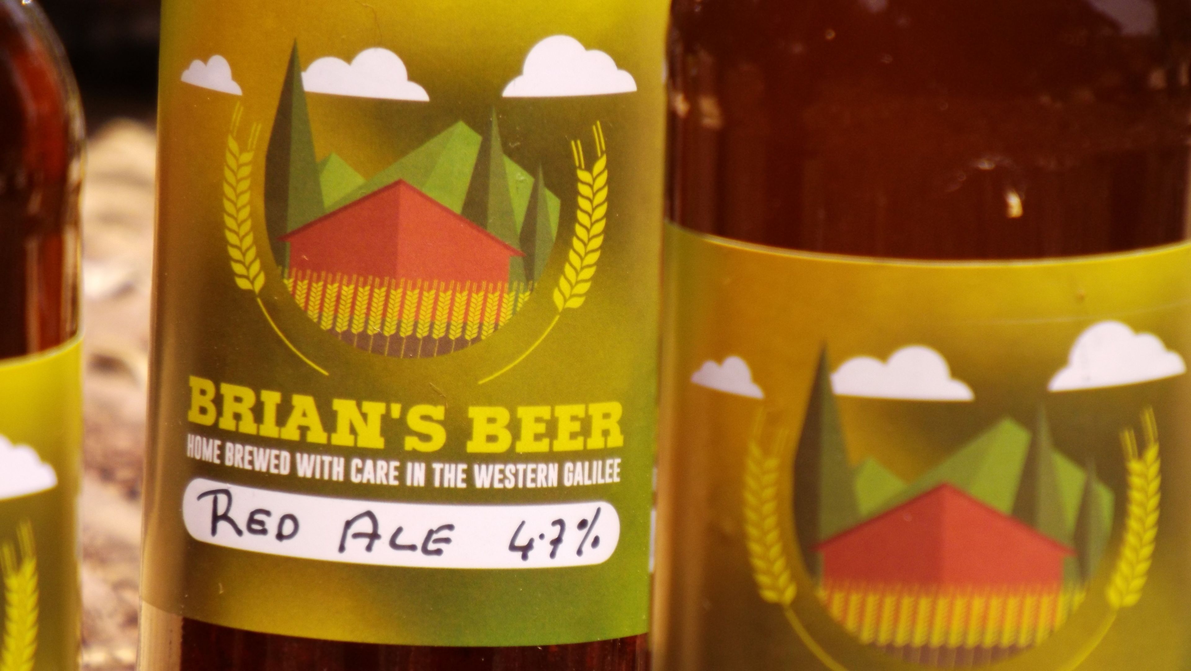 Eine Flasche Brian's Beer Red Ale mit einem Etikett, das eine Berg- und Weizenillustration zeigt.