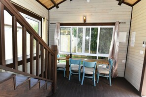 家庭小屋, 无烟房, 花园景观 | 客房内用餐