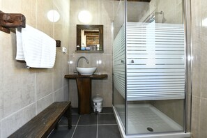 Cabaña familiar, para no fumadores, vista al jardín | Baño | Regadera, amenidades de baño gratuitas, batas, toallas 