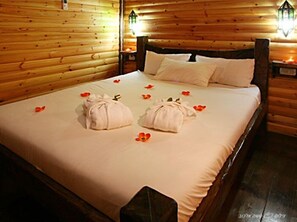 Romantic Cabin | 1 bedroom, blackout curtains, soundproofing, rollaway beds