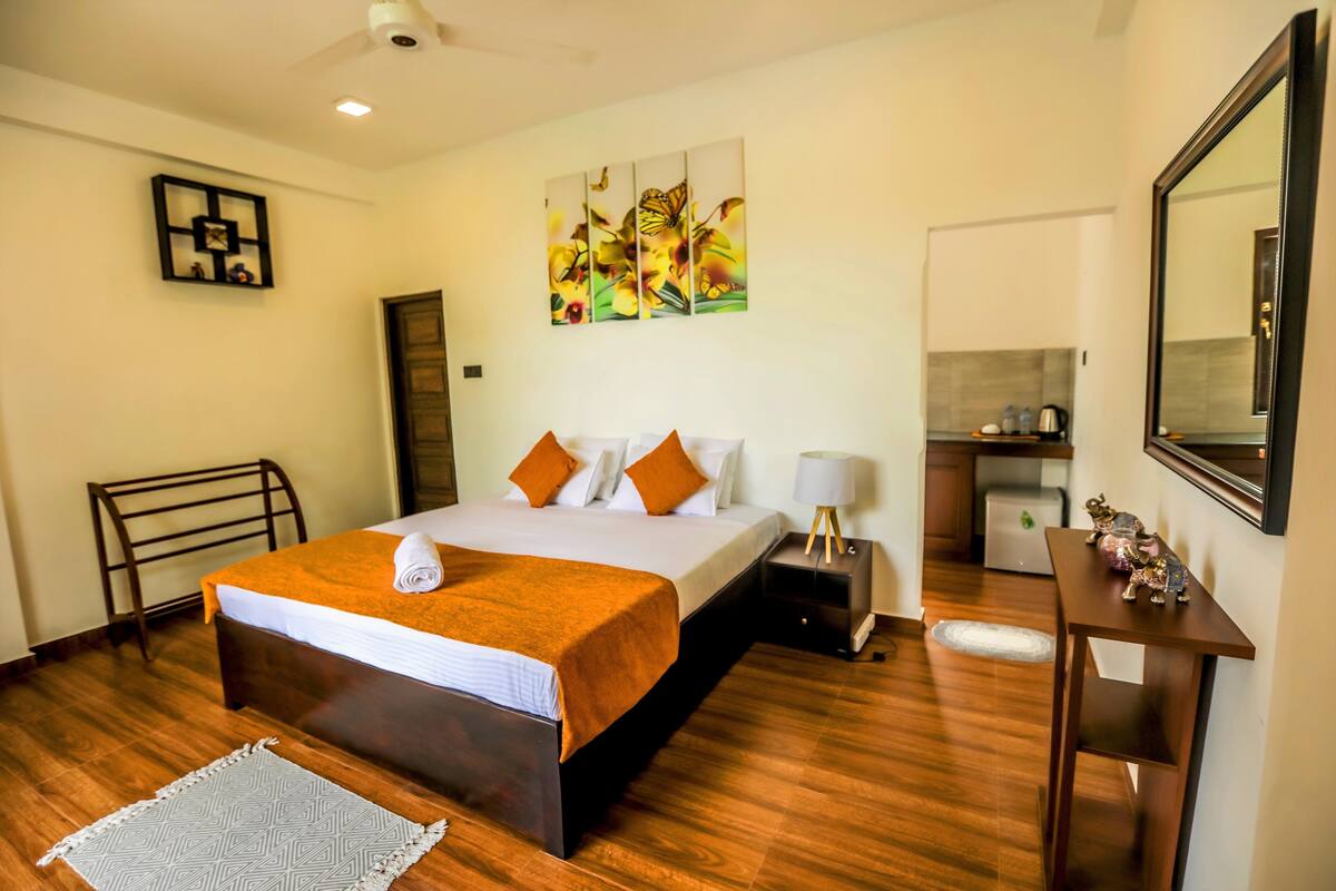 Deluxe Studio, 1 King Bed, Smoking | Egyptian cotton sheets, pillowtop beds, soundproofing, rollaway beds